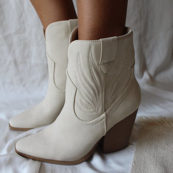 🚨ON SALE🚨// Beige western style boot vegan soft leather - Picture 17 of 17